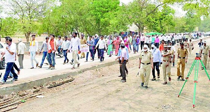 District residents of Susunda hit the Kacheri | सुसुंदच्या ग्रामस्थांची जिल्हा कचेरीवर धडक District residents of Susunda hit the Kacheri | सुसुंदच्या ग्रामस्थांची जिल्हा कचेरीवर धडक