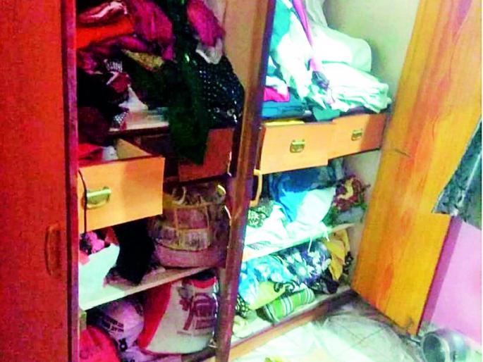 Day-long burglary in teacher colony | शिक्षक कॉलनीत भरदिवसा घरफोडी Day-long burglary in teacher colony | शिक्षक कॉलनीत भरदिवसा घरफोडी