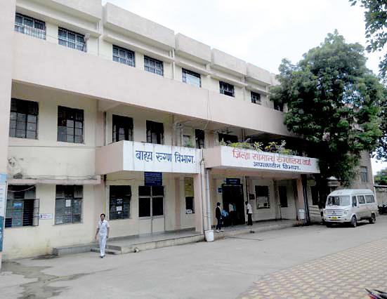 'That' newborn baby is serious | ‘त्या’ नवजात चिमुकलीची प्रकृती गंभीर 'That' newborn baby is serious | ‘त्या’ नवजात चिमुकलीची प्रकृती गंभीर