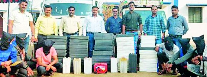 a Battery thief gangster arrested | बॅटऱ्या चोरणारी टोळी गजाआड a Battery thief gangster arrested | बॅटऱ्या चोरणारी टोळी गजाआड