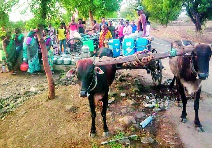 Pahut for water during rainy season | पावसाळ्यातही पाण्यासाठी पायपीट Pahut for water during rainy season | पावसाळ्यातही पाण्यासाठी पायपीट