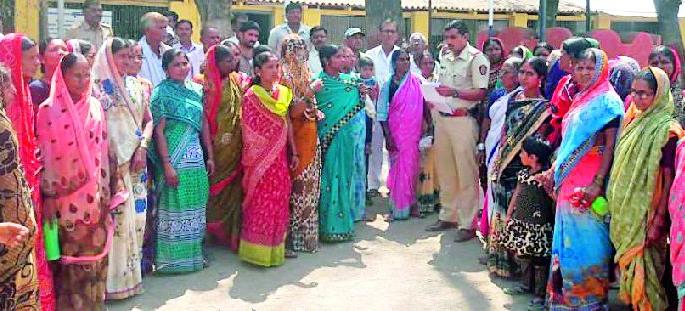 The jawali women hit the thunder | जेवलीच्या महिलांची ठाण्यावर धडक