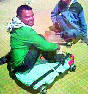 Pimpladari's Divayang Gharikula deprived | पिंपळदरीचा दिव्यांग घरकुलापासून वंचित Pimpladari's Divayang Gharikula deprived | पिंपळदरीचा दिव्यांग घरकुलापासून वंचित