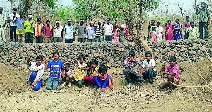 Benedict's creation joyous | बेचखेडात बंधारा निर्मितीचा आनंदोत्सव Benedict's creation joyous | बेचखेडात बंधारा निर्मितीचा आनंदोत्सव