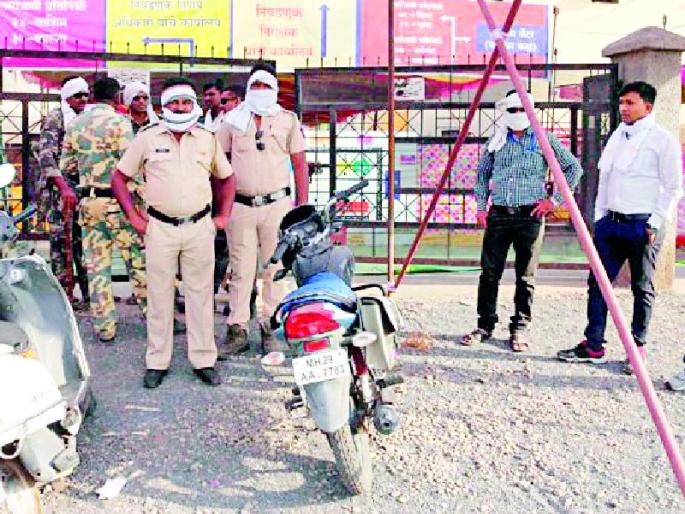 All the traffic on the Darwha route was diverted elsewhere | दारव्हा मार्गावरील सर्वच वाहतूक इतरत्र वळविली  All the traffic on the Darwha route was diverted elsewhere | दारव्हा मार्गावरील सर्वच वाहतूक इतरत्र वळविली