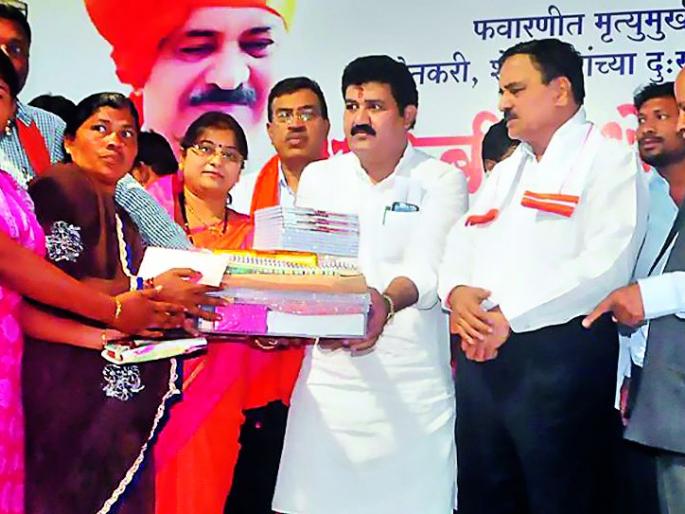 Shiv Sena is committed to rehabilitate the farmers of frayed farmers | फवारणीपीडित शेतकºयांच्या पुनर्वसनासाठी शिवसेना कटिबद्ध Shiv Sena is committed to rehabilitate the farmers of frayed farmers | फवारणीपीडित शेतकºयांच्या पुनर्वसनासाठी शिवसेना कटिबद्ध