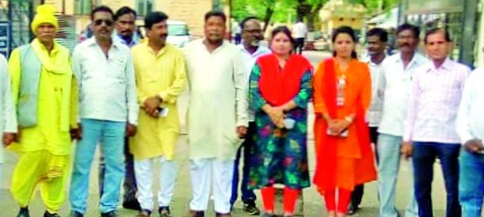 Protest of killing of tribal brothers | आदिवासी बांधवांच्या हत्येचा निषेध Protest of killing of tribal brothers | आदिवासी बांधवांच्या हत्येचा निषेध