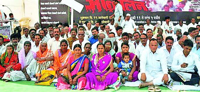 Government prohibition of widows and widows | शेतकरी विधवांकडून शासनाचा निषेध Government prohibition of widows and widows | शेतकरी विधवांकडून शासनाचा निषेध