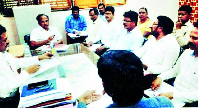 Meeting on health workers' questions | आरोग्य कर्मचाऱ्यांच्या प्रश्नांवर सभा