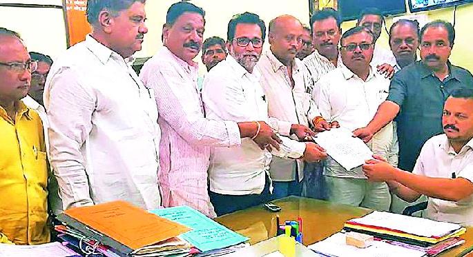 The procurement team and farmers' front in the district | जिल्ह्यातील खरेदी विक्री संघ व शेतकऱ्यांचा मोर्चा The procurement team and farmers' front in the district | जिल्ह्यातील खरेदी विक्री संघ व शेतकऱ्यांचा मोर्चा