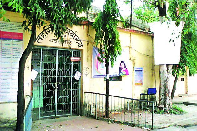 In the district headquarter tehsil edged building | जिल्हा मुख्यालयाची तहसील शिकस्त इमारतीत In the district headquarter tehsil edged building | जिल्हा मुख्यालयाची तहसील शिकस्त इमारतीत