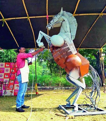 Just different! When the scrap gets an artistic form ... | जरा हटके! जेव्हा भंगाराला कलात्मक रूप मिळते... Just different! When the scrap gets an artistic form ... | जरा हटके! जेव्हा भंगाराला कलात्मक रूप मिळते...