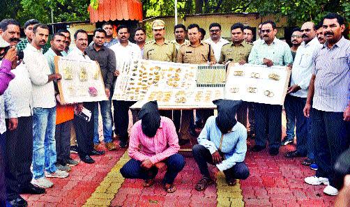 Busted gold theft of billions of hours in 24 hours | कोट्यवधींच्या सोने चोरीचा २४ तासांत पर्दाफाश