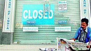 In the last three months, 25 holidays to banks | अखेरच्या तीन महिन्यांत बँकांना २५ सुट्या  In the last three months, 25 holidays to banks | अखेरच्या तीन महिन्यांत बँकांना २५ सुट्या