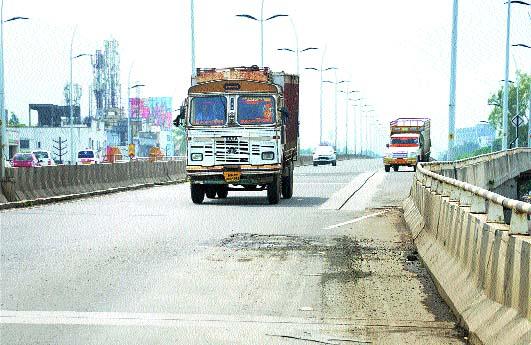 'Flight' from deadly pits! | जीवघेण्या खड्ड्यांवरून ‘उड्डाण’ !