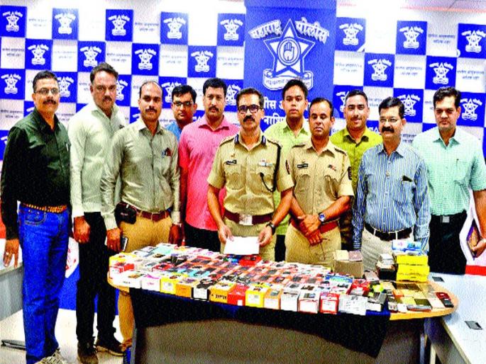  90 mobile seized from gang rape | घरफोडीतील टोळीकडून ९० मोबाइल जप्त