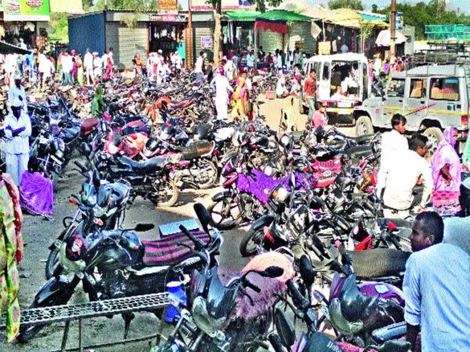 Problems with the market for weeks | आठवडे बाजाराला समस्यांचा विळखा Problems with the market for weeks | आठवडे बाजाराला समस्यांचा विळखा