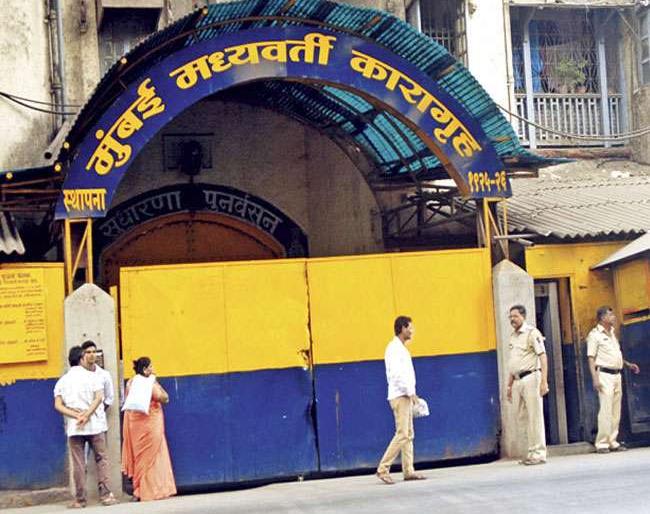 Coronavirus: plan to stop the spread of coronavirus in Arthur Road jail pda | Coronavirus : आर्थर रोड कारागृहात कोरोनाचा फैलाव थांबविण्यासाठी धोरण आखा