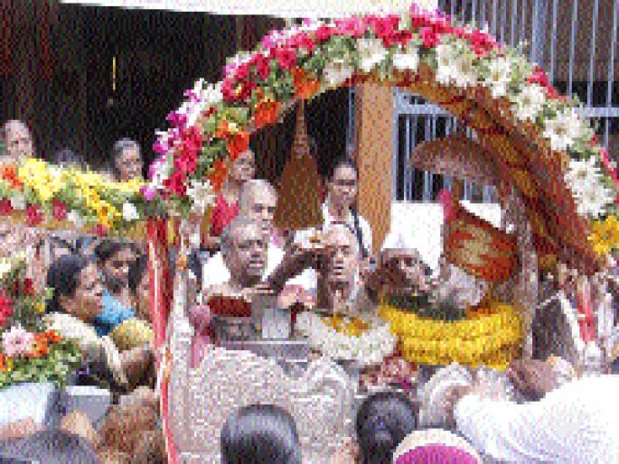 Welcome to the Beed by Shri Gajanan Maharaj Palkhi; Crowds of sightings everywhere | संतश्रेष्ठ श्री गजानन महाराज पालखीचे बीडमध्ये जोरदार स्वागत; ठिकठिकाणी दर्शनास गर्दी Welcome to the Beed by Shri Gajanan Maharaj Palkhi; Crowds of sightings everywhere | संतश्रेष्ठ श्री गजानन महाराज पालखीचे बीडमध्ये जोरदार स्वागत; ठिकठिकाणी दर्शनास गर्दी