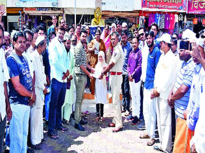 Demonstrations against the protest against the Kadua issue | कठुआ प्रकरणाच्या  निषेधार्थ निदर्शने  Demonstrations against the protest against the Kadua issue | कठुआ प्रकरणाच्या  निषेधार्थ निदर्शने