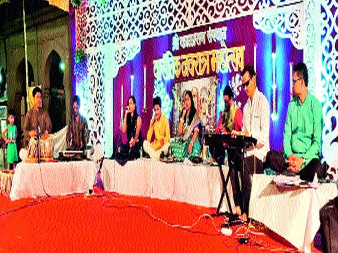 He became a devotee of silent devotion | रसाळ भक्तिगीतात श्रोते झाले तल्लीन