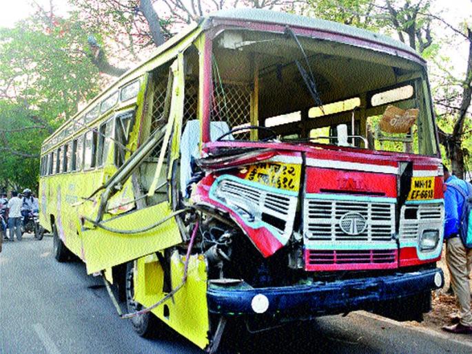 Three women critically injured in the bus | बसच्या धडकेत तीन महिला गंभीर Three women critically injured in the bus | बसच्या धडकेत तीन महिला गंभीर