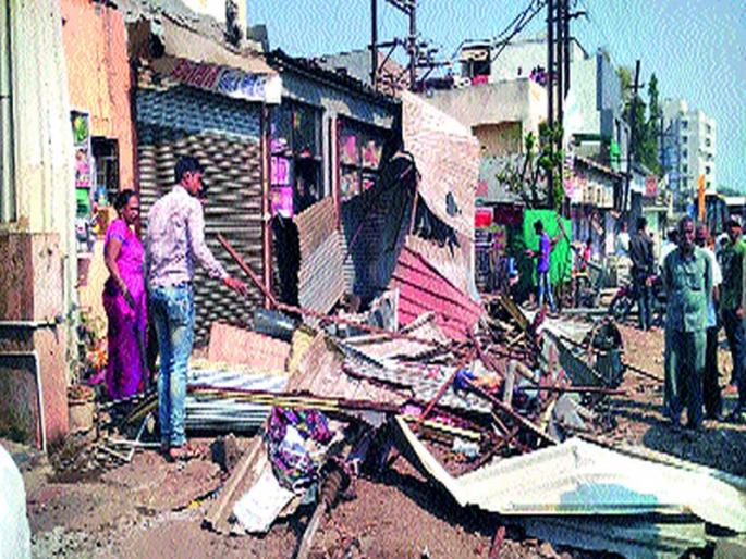 Hammer on encroachments on second day | दुसºया दिवशीही अतिक्रमणांवर हातोडा Hammer on encroachments on second day | दुसºया दिवशीही अतिक्रमणांवर हातोडा