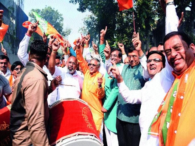 Fadnavis shouted 'come back'! | फडणवीस ‘पुन्हा आल्या’ने जल्लोेष ! Fadnavis shouted 'come back'! | फडणवीस ‘पुन्हा आल्या’ने जल्लोेष !