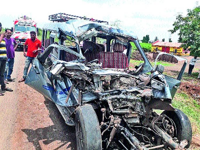  Eight dead in a cruiser crash | क्रूझरचे टायर फुटून अपघातात आठ ठार