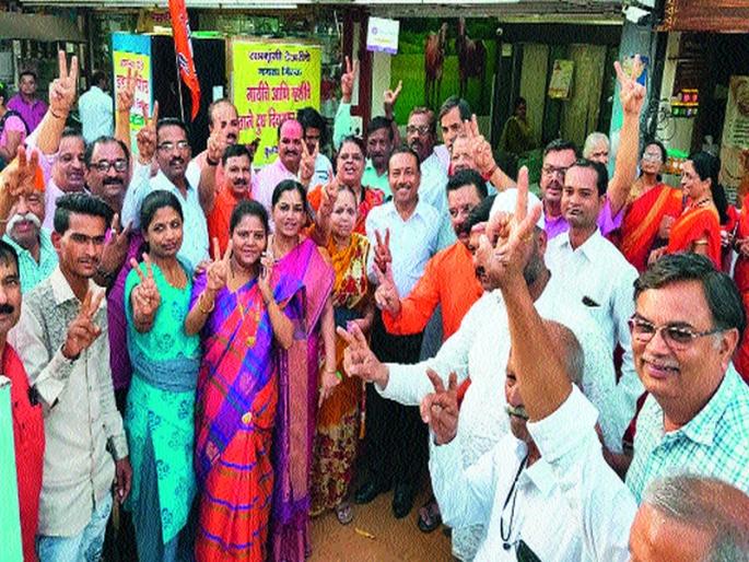 The victory of supporters of the alliance | युतीच्या विजयाने समर्थकांचा जल्लोष The victory of supporters of the alliance | युतीच्या विजयाने समर्थकांचा जल्लोष