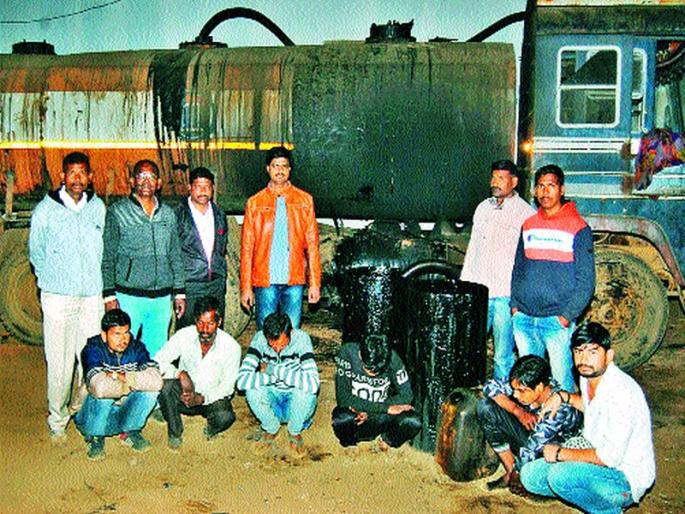 Six accused in the asphalt case | डांबर चोरीप्रकरणी सहा अटकेत  Six accused in the asphalt case | डांबर चोरीप्रकरणी सहा अटकेत
