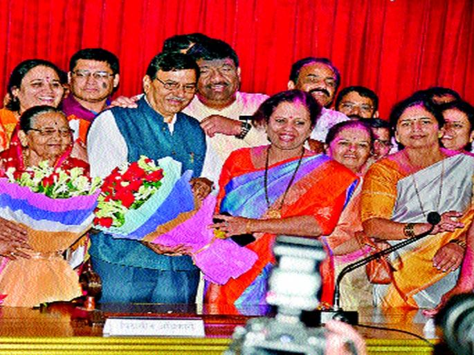 Unrestricted choice covers all parties' fists! | बिनविरोध निवडीमुळे सर्वच पक्षीयांची मूठ राहिली झाकलेली! Unrestricted choice covers all parties' fists! | बिनविरोध निवडीमुळे सर्वच पक्षीयांची मूठ राहिली झाकलेली!