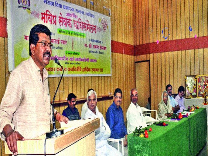 It is possible to touch the heart of poetry from the poets: Lighting | कवितेतून रसिकांच्या हृदयास स्पर्श करणे शक्य : प्रकाश होळकर It is possible to touch the heart of poetry from the poets: Lighting | कवितेतून रसिकांच्या हृदयास स्पर्श करणे शक्य : प्रकाश होळकर