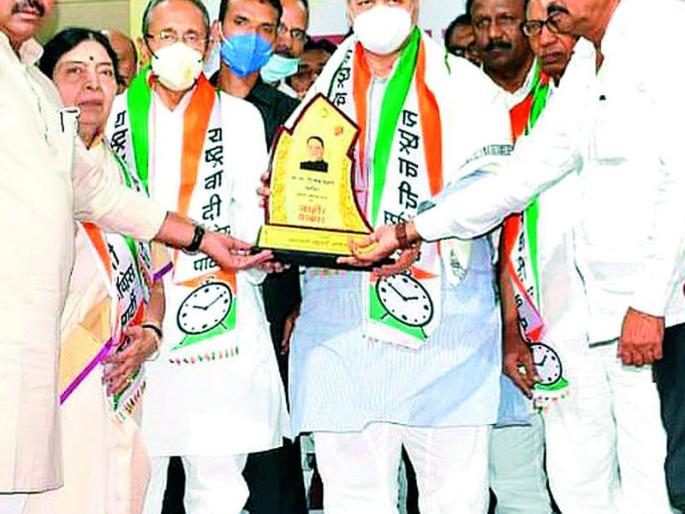 Struggling for the party, making the leadership bigger, we came to meet him | पक्षासाठी झटतो, नेतृत्व मोठे करतो, त्याला भेटायला आलो Struggling for the party, making the leadership bigger, we came to meet him | पक्षासाठी झटतो, नेतृत्व मोठे करतो, त्याला भेटायला आलो