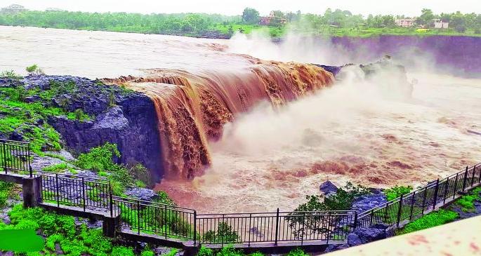 Crop conditions in the district are critical due to heavy rains | अतिपावसाने जिल्ह्यातील पीक परिस्थिती नाजूक