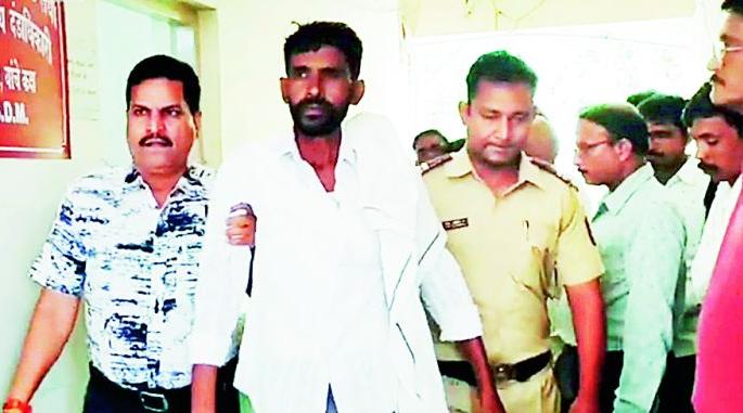 Petrol was poured on the body in SDO's room; Attempted suicide of a farmer in Nagpur district | एसडीओच्या दालनातच अंगावर ओतून घेतले पेट्रोल; नागपूर जिल्ह्यात शेतकऱ्याचा आत्महत्येचा प्रयत्न Petrol was poured on the body in SDO's room; Attempted suicide of a farmer in Nagpur district | एसडीओच्या दालनातच अंगावर ओतून घेतले पेट्रोल; नागपूर जिल्ह्यात शेतकऱ्याचा आत्महत्येचा प्रयत्न