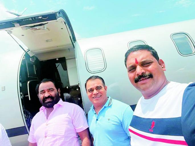 Humorous photos from Nitin Deshmukh's plane add to the confusion | नितीन देशमुखांच्या विमानातील हसतमुख फोटोंनी वाढविला संभ्रम Humorous photos from Nitin Deshmukh's plane add to the confusion | नितीन देशमुखांच्या विमानातील हसतमुख फोटोंनी वाढविला संभ्रम