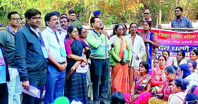 Mahila Parichar Morcha spent the night on the streets; The condition of seven women deteriorated | महिला परिचर मोर्चाने रस्त्यावर काढली रात्र; सात महिलांची प्रकृती बिघडली