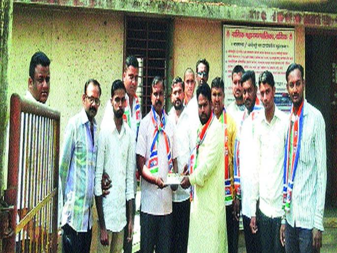 MNS's Gandhinagar against tax hike | करवाढीविरोधात मनसेची गांधीगिरी MNS's Gandhinagar against tax hike | करवाढीविरोधात मनसेची गांधीगिरी