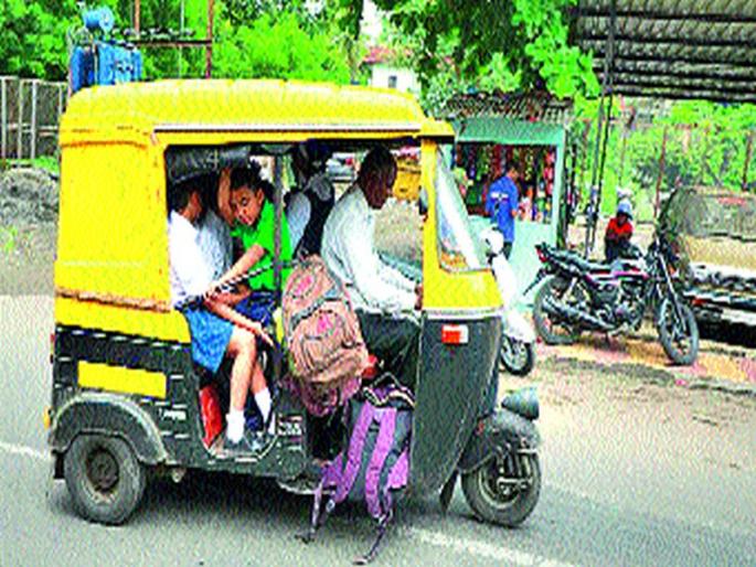More student traffic than capacity | क्षमतेपेक्षा जास्त विद्यार्थी वाहतूक More student traffic than capacity | क्षमतेपेक्षा जास्त विद्यार्थी वाहतूक