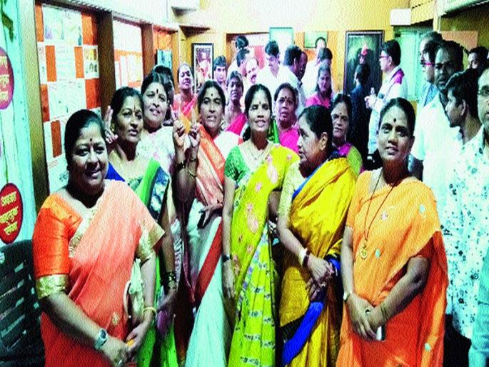  Gulal of victory in Shivsena function | शिवसेना कार्यालात विजयाचा गुलाल