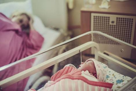 Corona virus: Corona infection from mother to baby, both safe,first case of country | Corona virus : आईकडून बाळाला कोरोनाची लागण, दोघेही सुखरूप; देशातील पहिलीच घटना