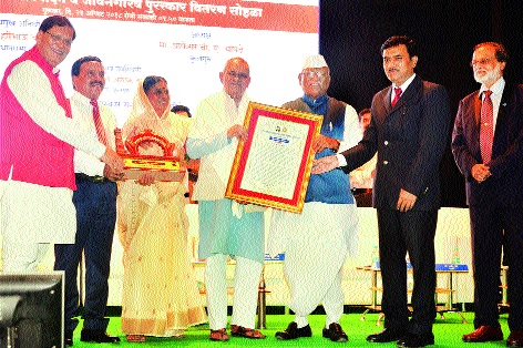 Eight Honors to 'Life Care' | आठ मान्यवरांना ‘जीवनगौरव’ Eight Honors to 'Life Care' | आठ मान्यवरांना ‘जीवनगौरव’