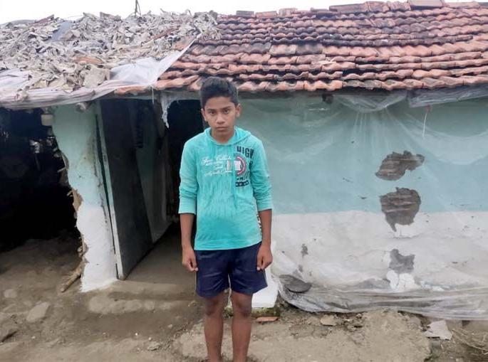 The temptation to take a selfie on the bank ... save .. save, shout .. and the adventure he did .. | सेल्फीचा मोह... वाचवा.. वाचवा असा ओरडा.. आणि ‘त्याने’ केलेले साहस..