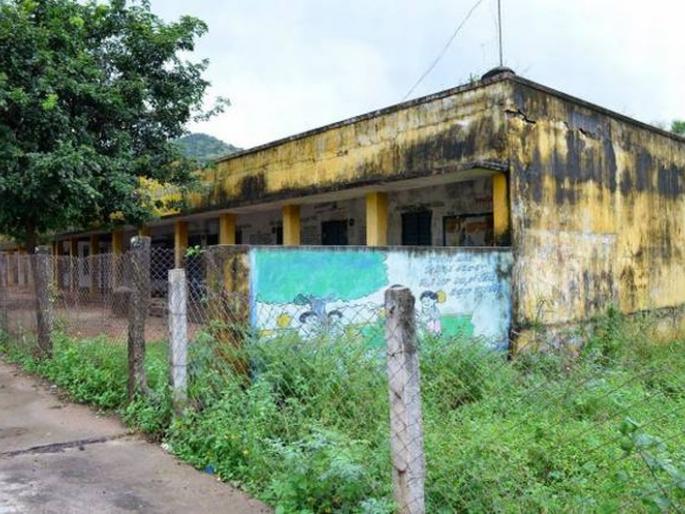 leakage in 163 school buildings of Zilla Parishad in Nagpur | नागपूर जिल्हा परिषदेतील १६३ शाळांच्या इमारती गळक्या leakage in 163 school buildings of Zilla Parishad in Nagpur | नागपूर जिल्हा परिषदेतील १६३ शाळांच्या इमारती गळक्या