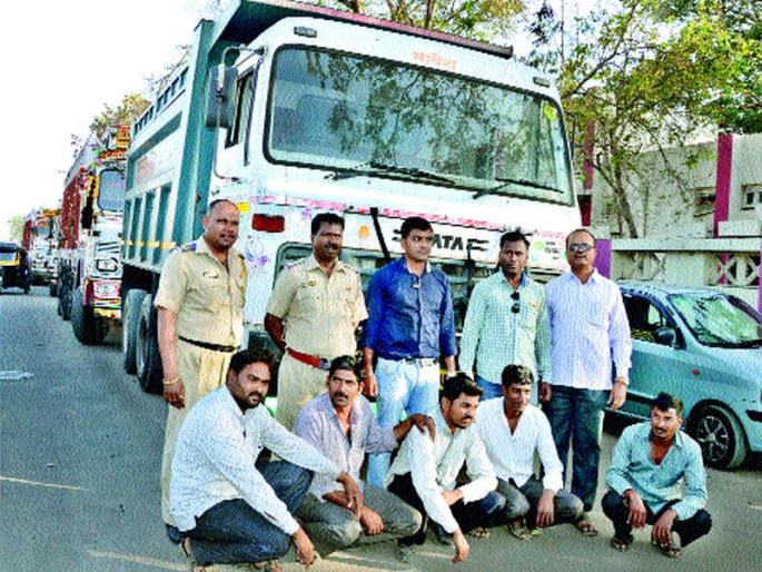 The truck seized from Malegaon tahsil yard seized the truck | मालेगाव तहसील आवारातून पळवून नेलेल्या ट्रक जप्त The truck seized from Malegaon tahsil yard seized the truck | मालेगाव तहसील आवारातून पळवून नेलेल्या ट्रक जप्त