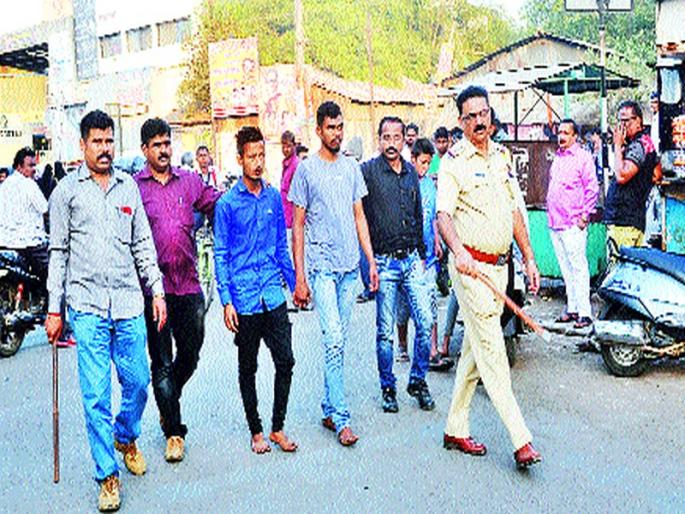 Two suspects from Deolali | देवळालीतून दोघा संशयितांची धिंड Two suspects from Deolali | देवळालीतून दोघा संशयितांची धिंड