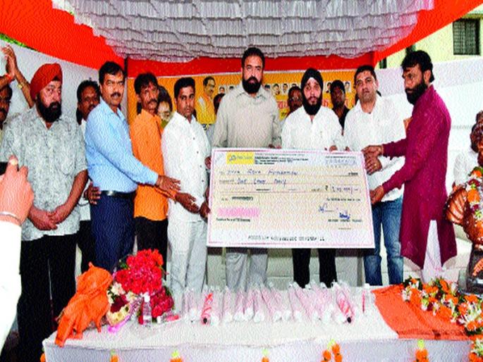 Hands of financial help to famine victims | दुष्काळग्रस्तांना आर्थिक मदतीचा हात Hands of financial help to famine victims | दुष्काळग्रस्तांना आर्थिक मदतीचा हात