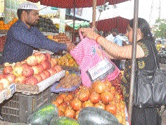 Plastic disappears; Cloth bags out! | प्लास्टिक गायब; कापडी पिशव्या बाहेर ! Plastic disappears; Cloth bags out! | प्लास्टिक गायब; कापडी पिशव्या बाहेर !