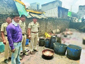 Police raids on cattle slaughter houses | गोवंश कत्तलखान्यांवर पोलिसांचे छापे Police raids on cattle slaughter houses | गोवंश कत्तलखान्यांवर पोलिसांचे छापे